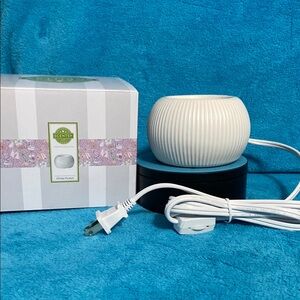 Scentsy White Fluted Warmer